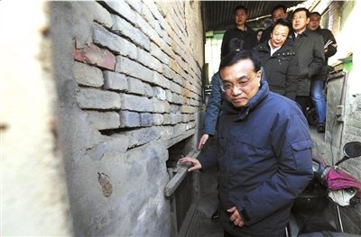 昨天，李克強看望包頭北梁棚戶區(qū)居民。新華社發(fā)