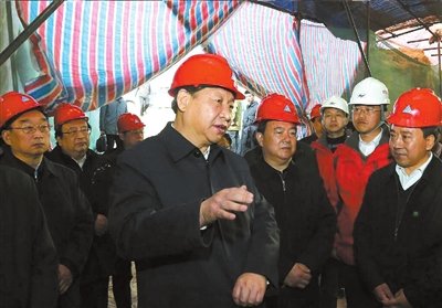 昨天，習近平在甘肅東鄉(xiāng)察看滑坡重建現場。新華社發(fā)